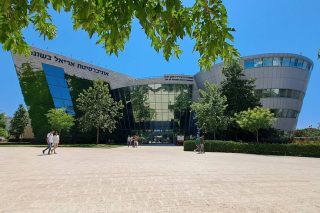 Tο Πανεπιστήμιο Ariel που εδρεύει σε παράνομο ισραηλινό εποικισμό στη Δυτική Οχθη και παρέχει υποτροφίες και διευκολύνσεις σε Ισραηλινούς στρατιώτες που συμμετέχουν στη σφαγή